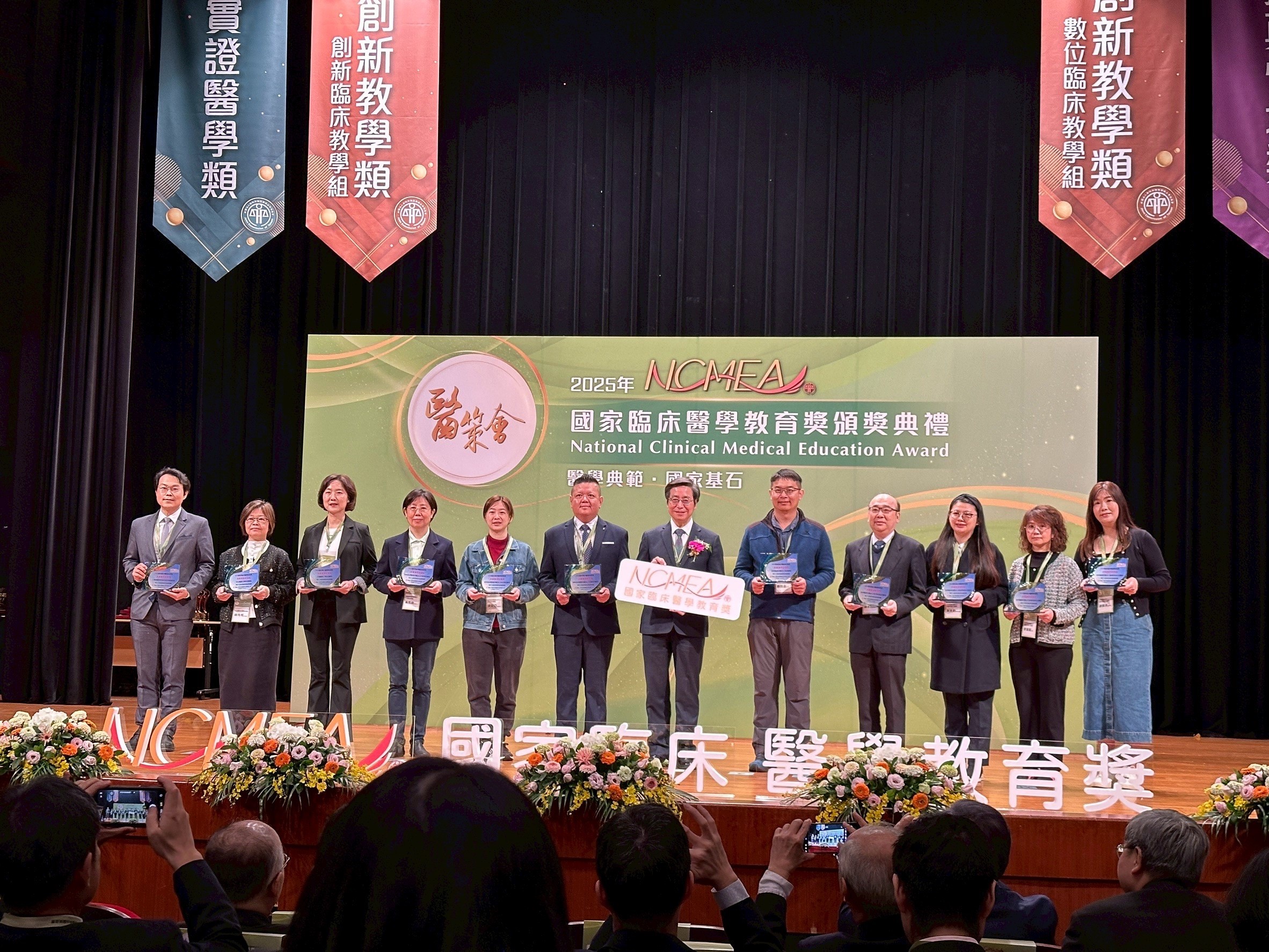 DeputyDirectorHsuYungchioftheMedicalSimulationCenteracceptedtheSpecialAwardforSustainedParticipationintheClinicalSimulationCategoryonbehalfofthecenter